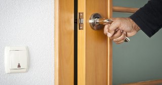 Установка дверей Ахтубинск цена от 1352 руб.